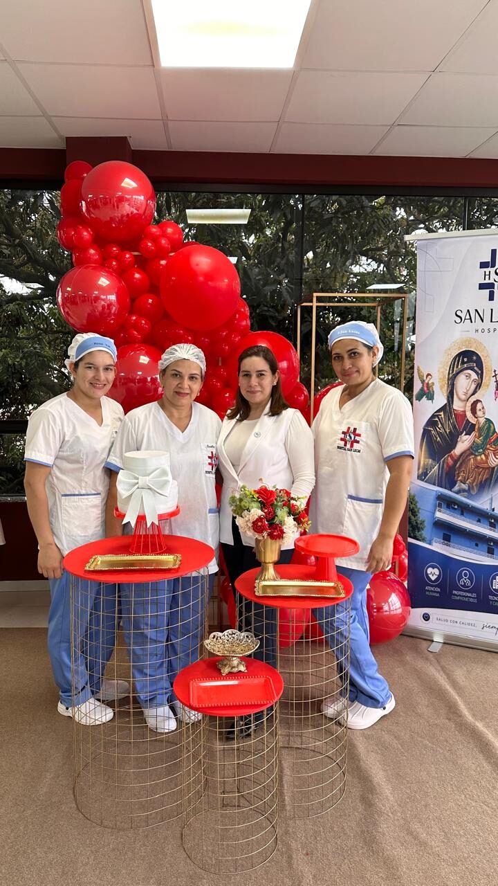 Personal asistencial y de servicios generales celebrando el aniversario