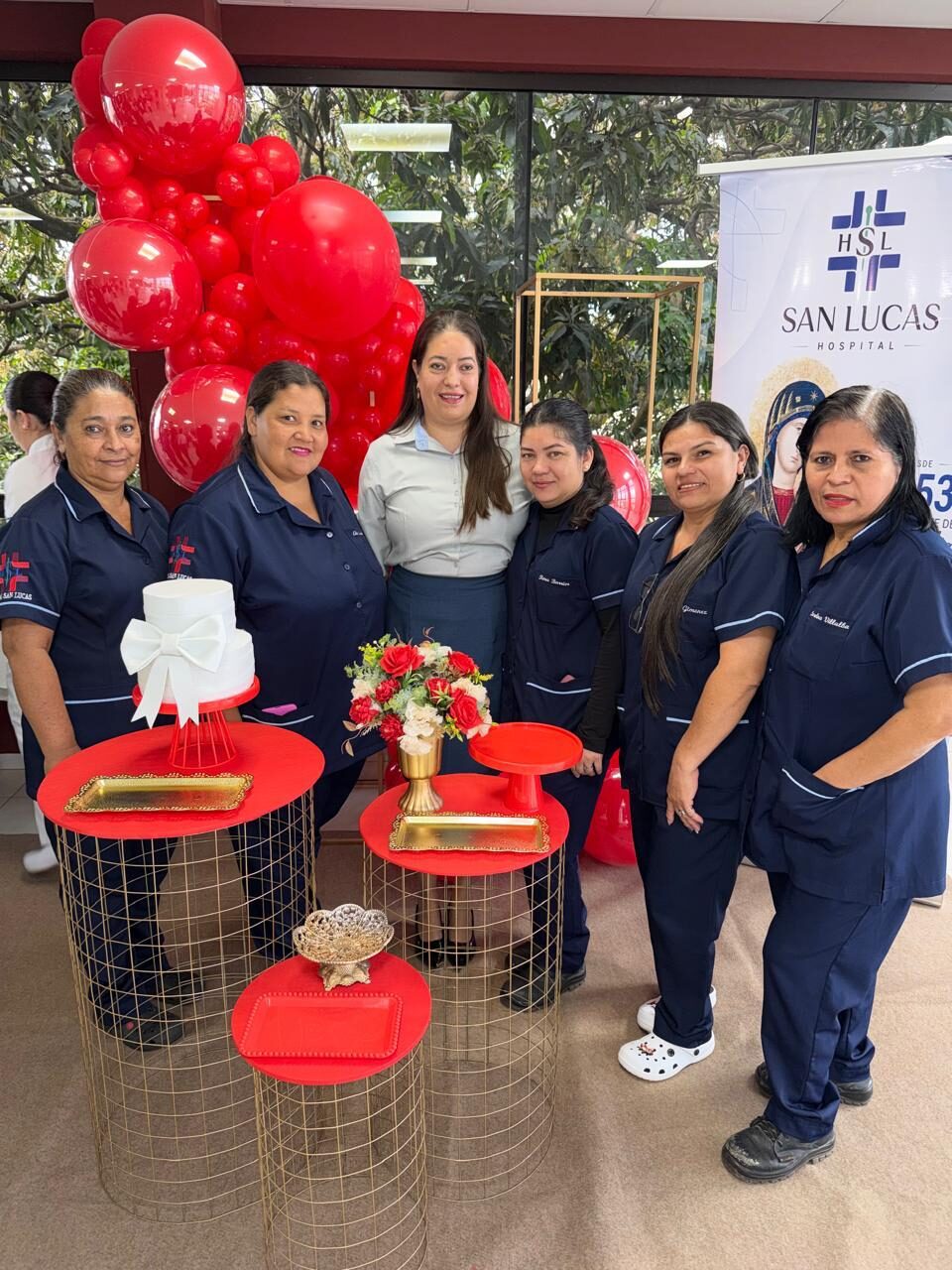 Personal de enfermería del Hospital San Lucas junto a la torta de aniversario