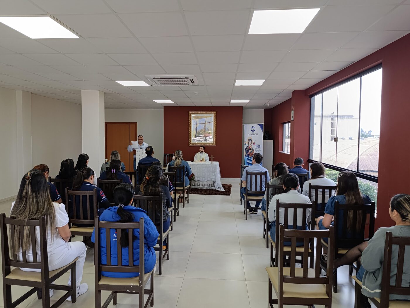 Personal del hospital reunido durante la Misa de Acción de Gracias