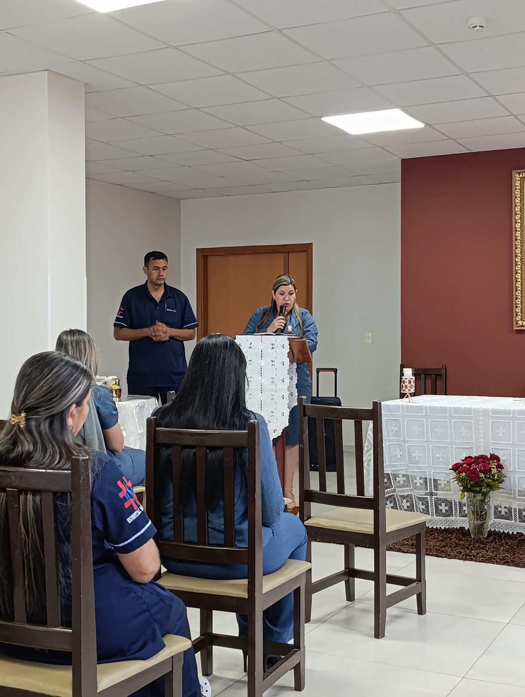 Colaboradora dirigiendo unas palabras al plantel durante la celebración