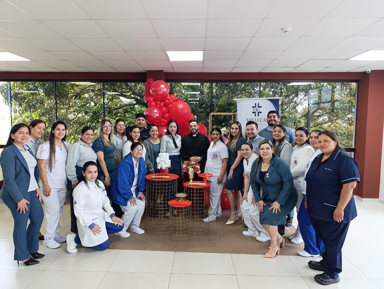 Plantel del Hospital San Lucas celebrando los 73 años de la institución