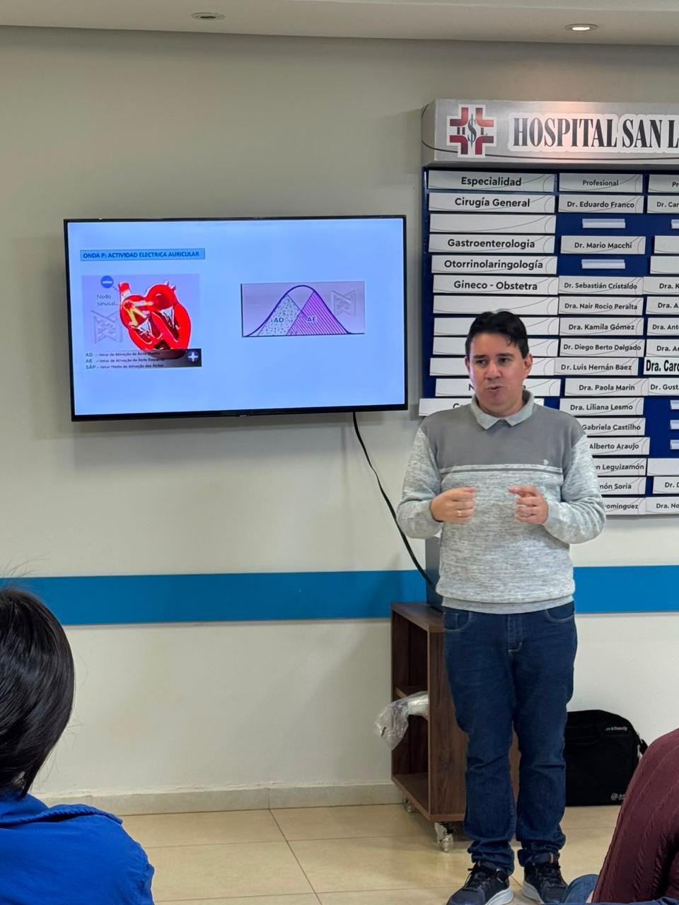 El Dr. Hugo Gonçalves, Director Médico del Hospital San Lucas, exponiendo sobre la actividad eléctrica auricular