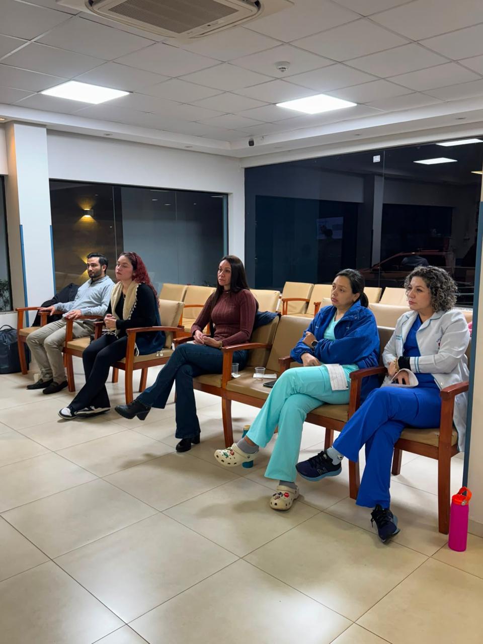 Médicos y personal de enfermería del área de Urgencias siguiendo la presentación