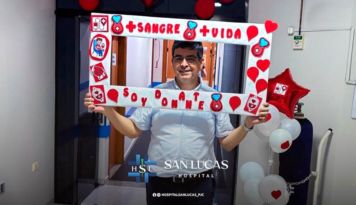 Acceso del hospital ambientado con globos durante la jornada de donación