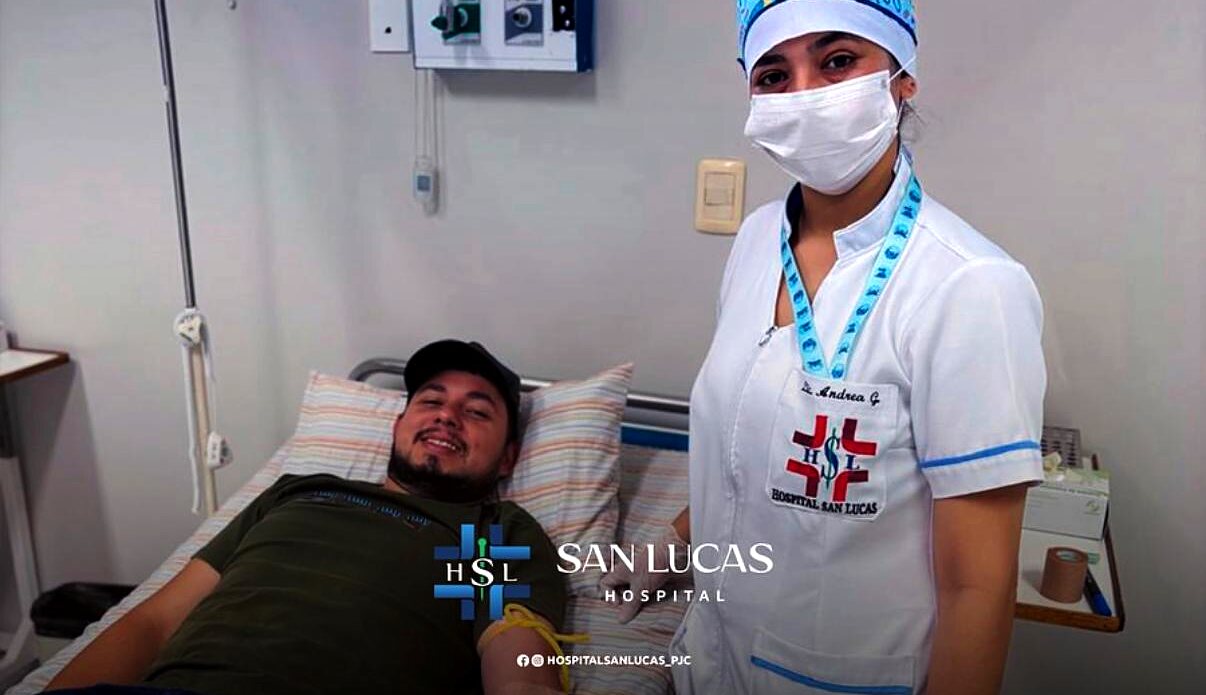 Donante acompañado por personal de enfermería durante la extracción
