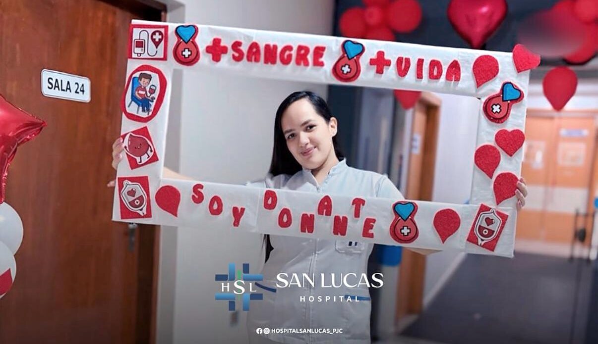 Profesional del hospital junto a la sala habilitada para la recepción de los donantes