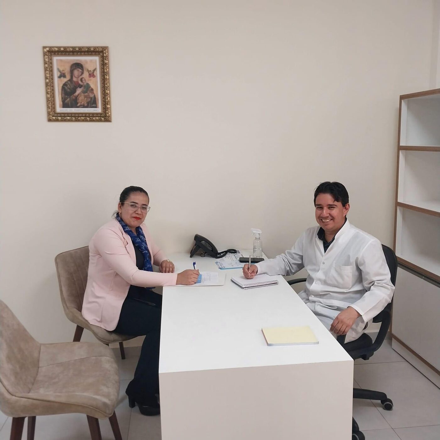 Representantes del Hospital San Lucas y de la Universidad Católica – Unidad Pedagógica Pedro Juan Caballero durante la reunión de trabajo por el convenio