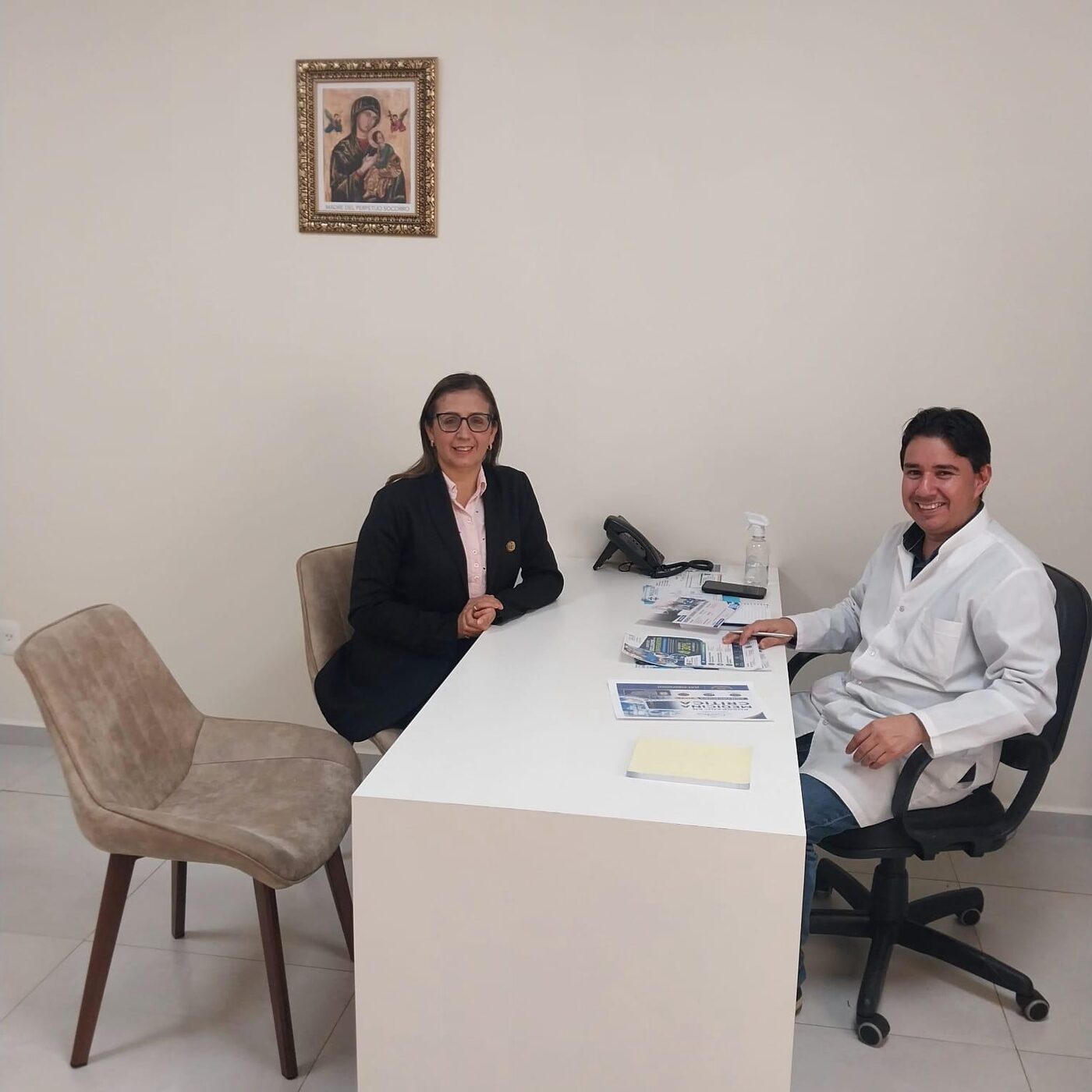 Presentación de la oferta académica sobre la mesa de reunión entre el hospital y la unidad pedagógica