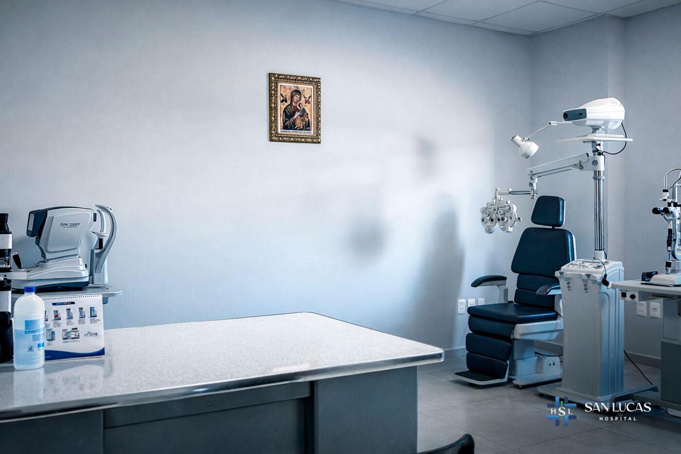 Consultorio equipado con sillón de examinación y equipos médicos