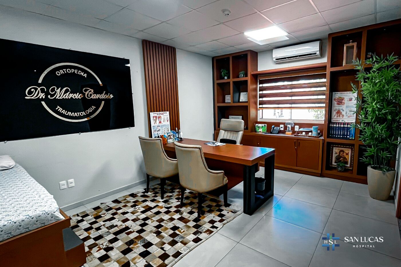 Consultorio de traumatología con escritorio y sala de recepción