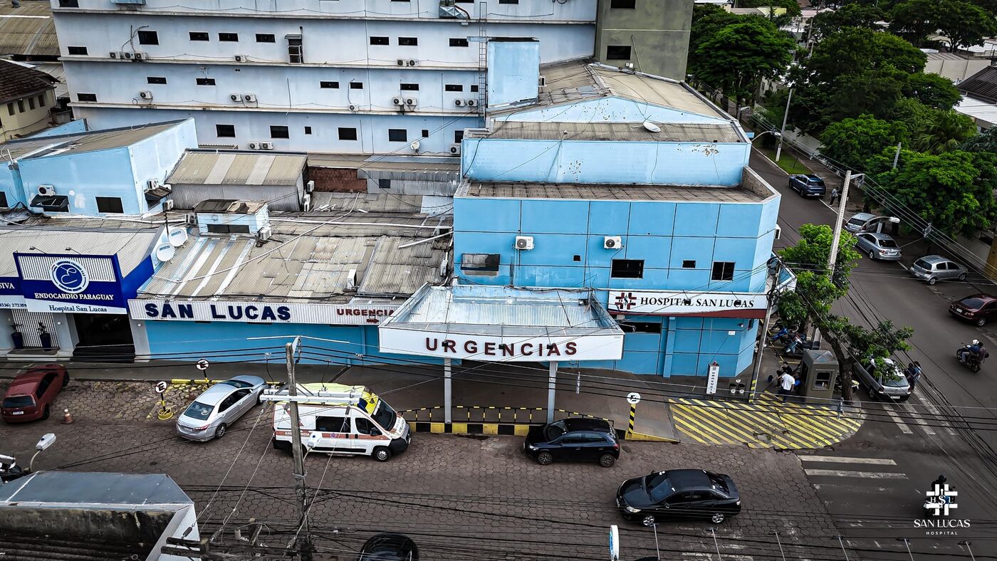 Fachada del Hospital San Lucas con el acceso a Urgencias