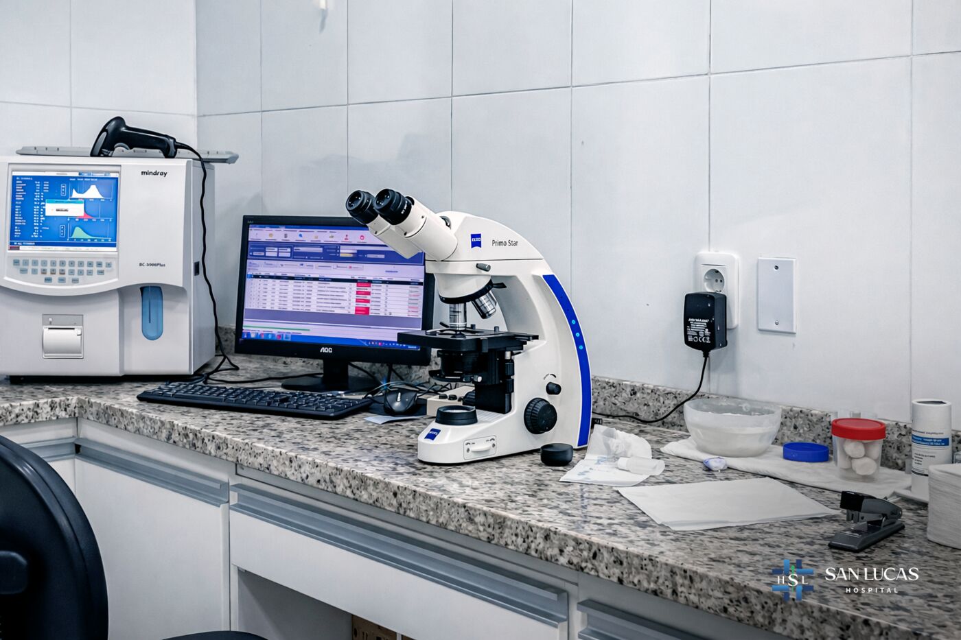 Laboratorio con microscopio y computadora para análisis clínicos
