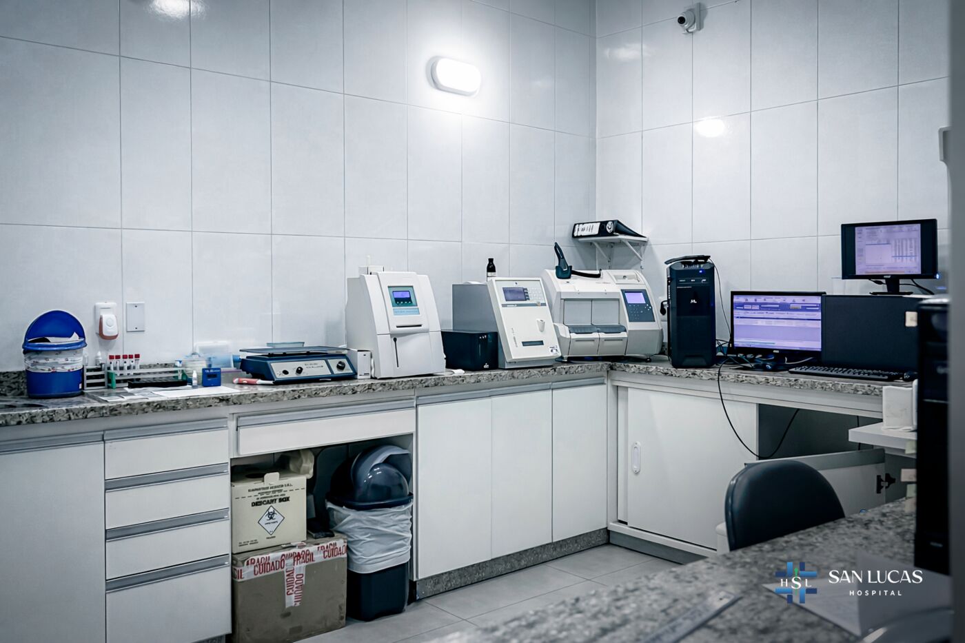 Analizadores automáticos en el laboratorio del hospital