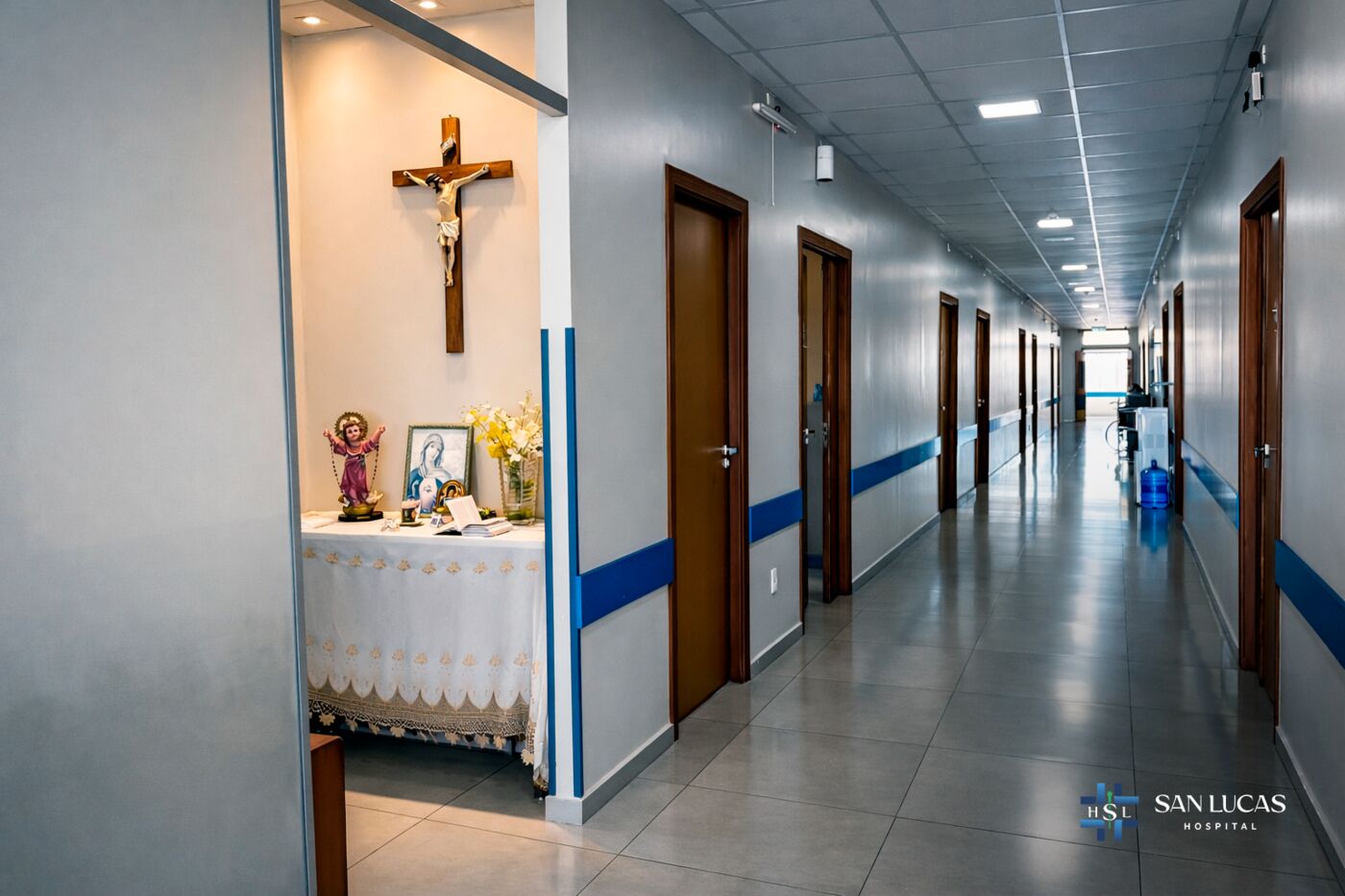 Pasillo interno del hospital con imagen religiosa