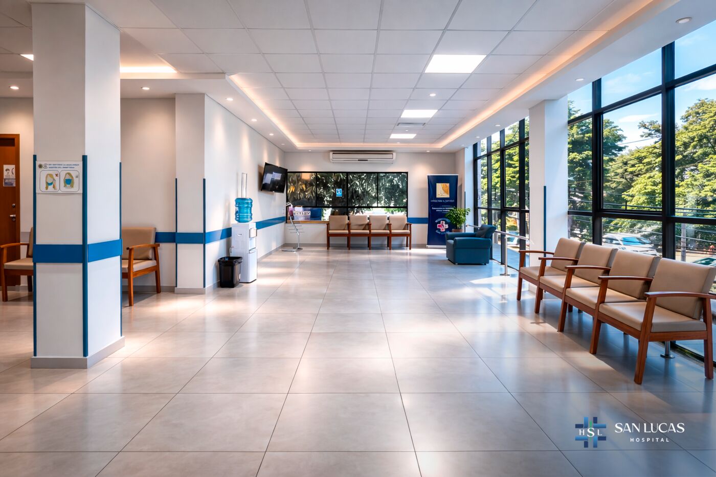 Sala de espera con asientos y amplios ventanales