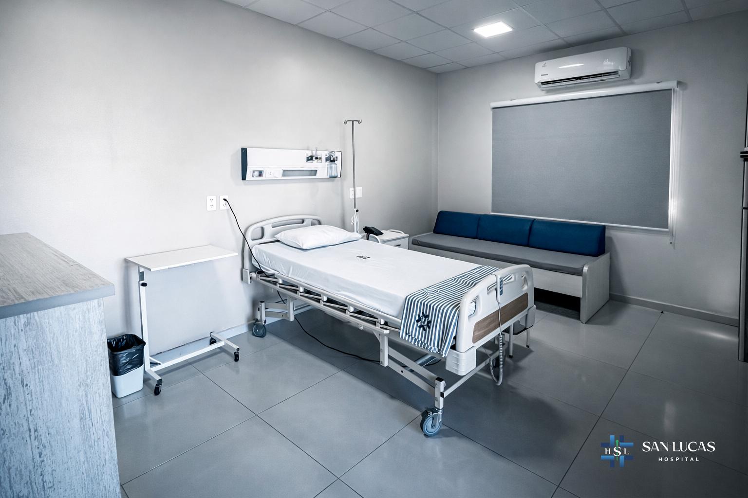 Habitación privada de internación con aire acondicionado y sofá cama para el acompañante