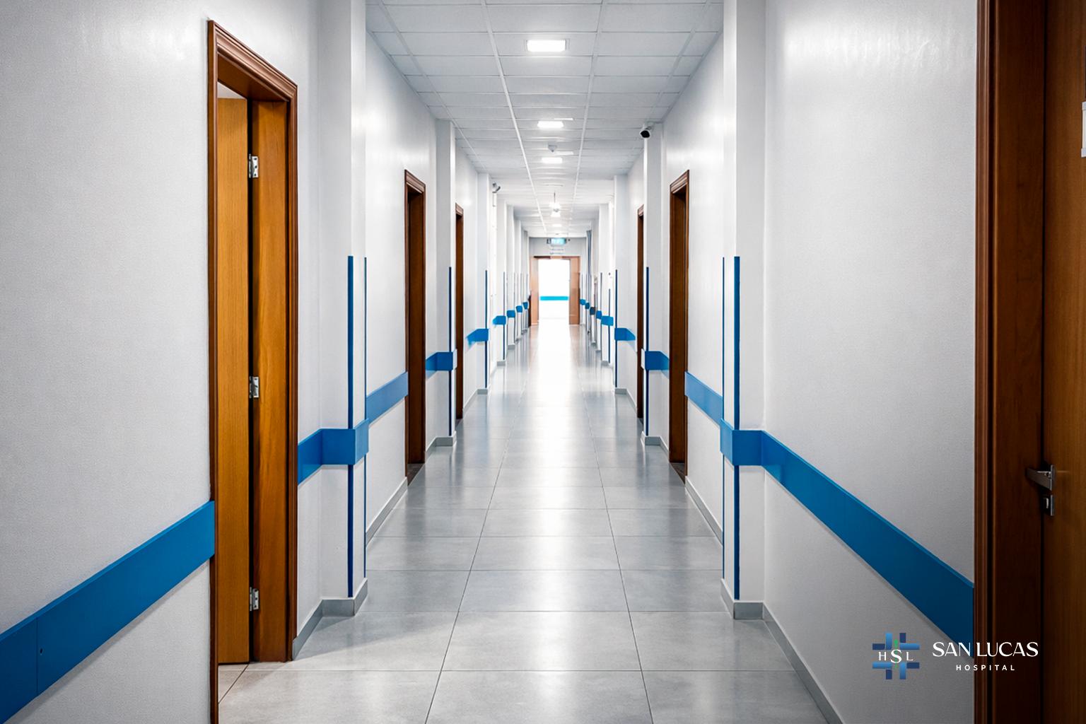 Pasillo del área de internación del Hospital San Lucas con los accesos a las habitaciones