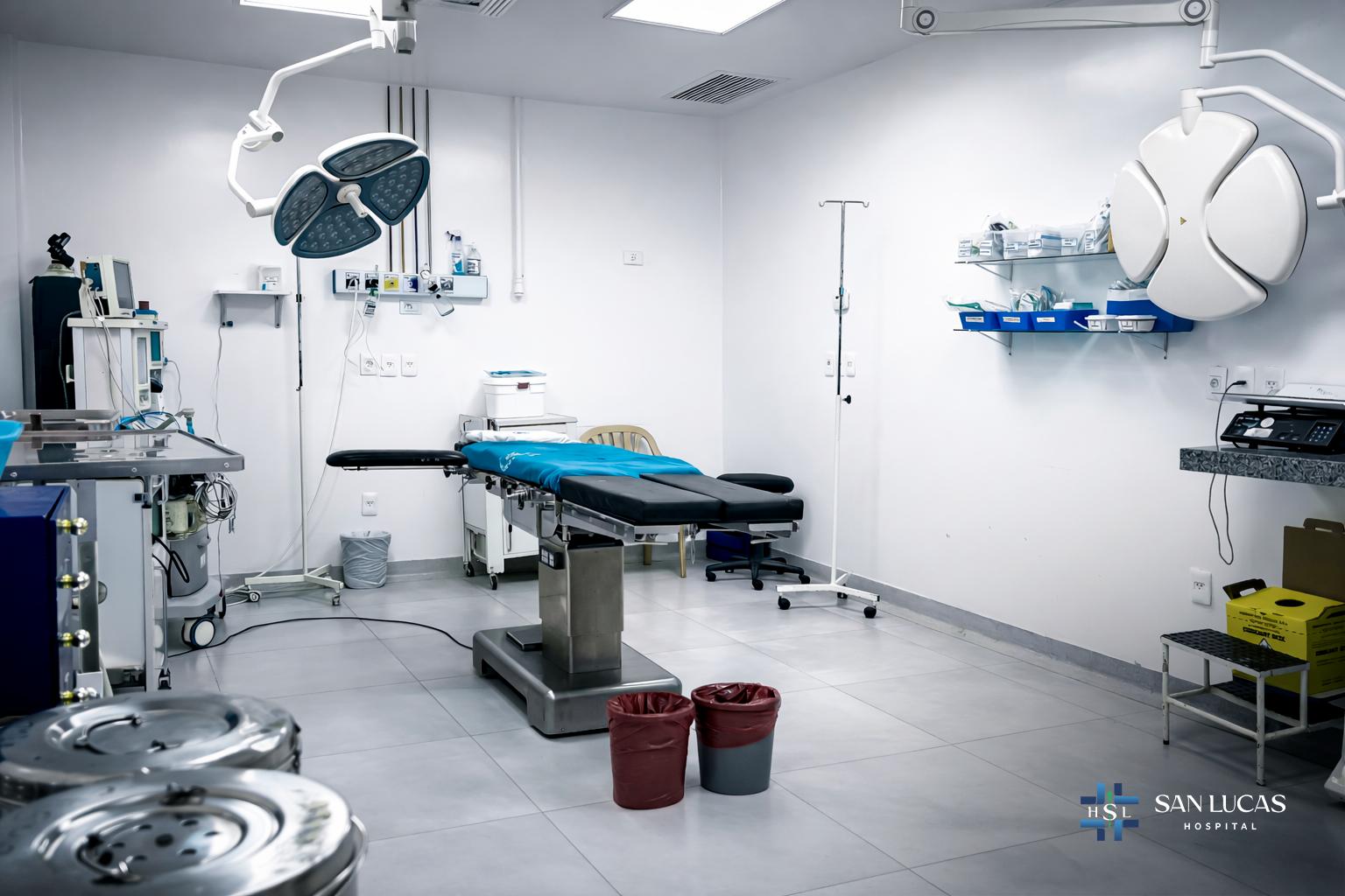 Sala de quirófano del Hospital San Lucas con mesa quirúrgica articulada y dos lámparas cielíticas